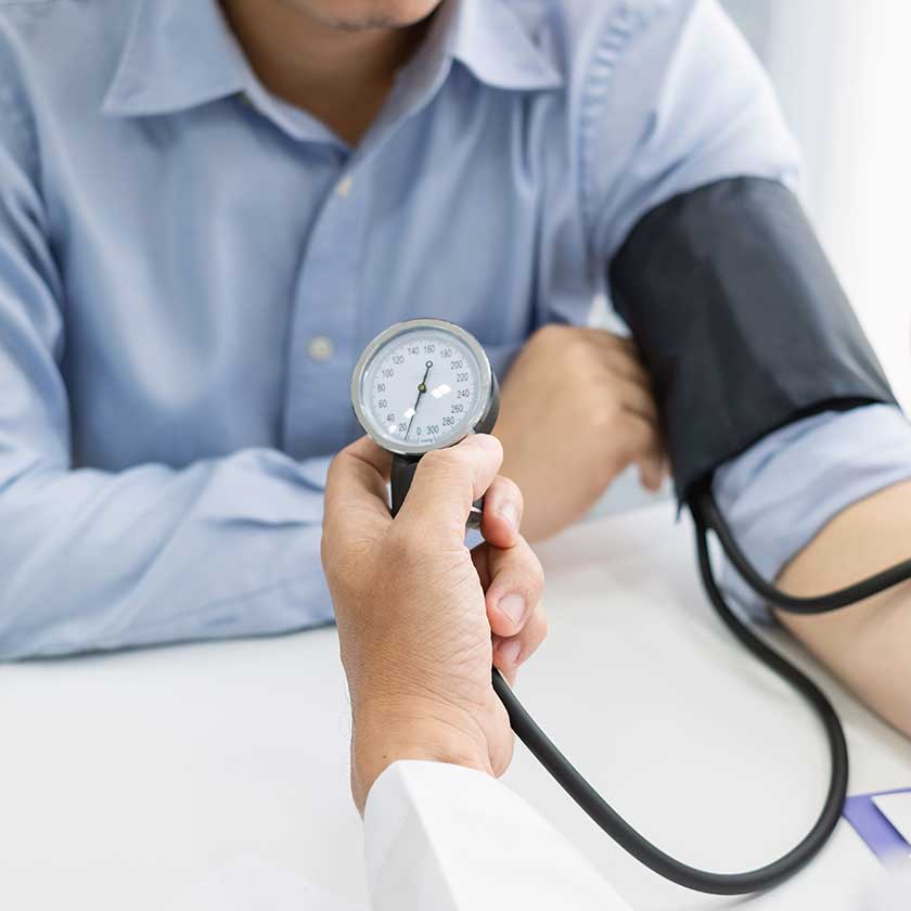 Blutdruckmessung bei einem Patienten